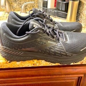 Black Brooks Adrenaline Size 10 men